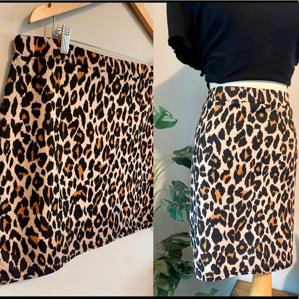 Plus size leopard print mini skirt